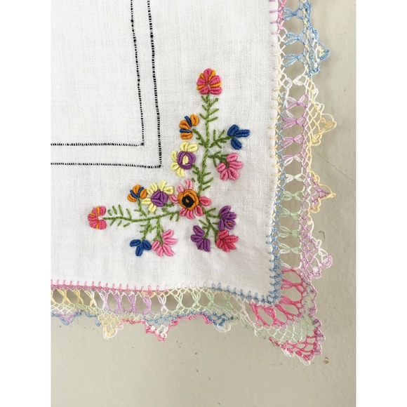 Vtg Hand Embroidered Floral Dresser Scarf Runner Rainbow Lace Edge 19.5" x10.25" - Picture 3 of 5
